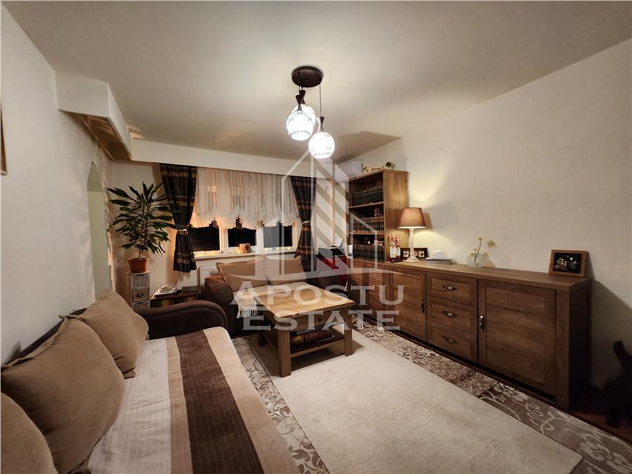 Apartament decomandat cu 3 camere,  centrala proprie, zona Aradului