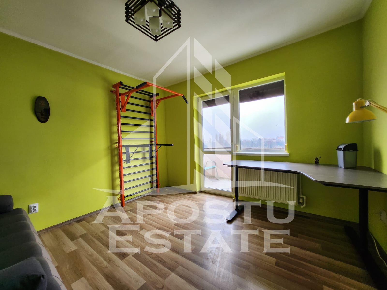 Apartament cu 3 camere, semidecomandat, centrala proprie,zona Aradului
