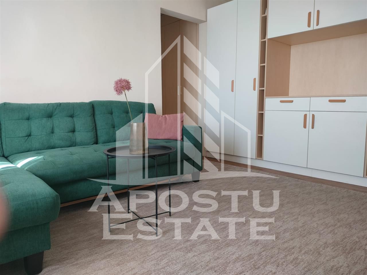 Apartament cu 2 camere semidecomandatin zona Vlaicu