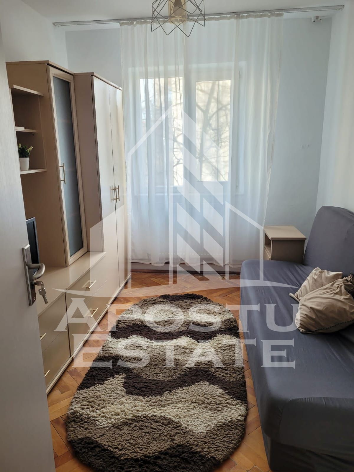 Inchiriez apartament 3 camere, in zona Dacia, centrala termica