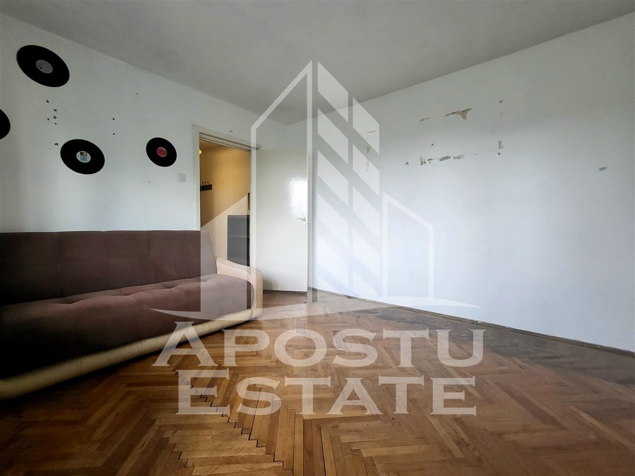 Apartament cu 3 camere, etaj intermediar,  zona Dacia